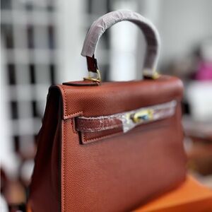 Elegant Brown Leather Handbag